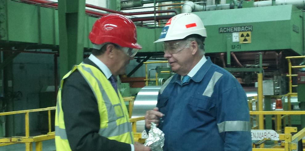 Arturo Aliaga ha visitado la planta de Iberfoil en Sabiñánigo, a pleno rendimiento tan solo tres meses después de su apertura 