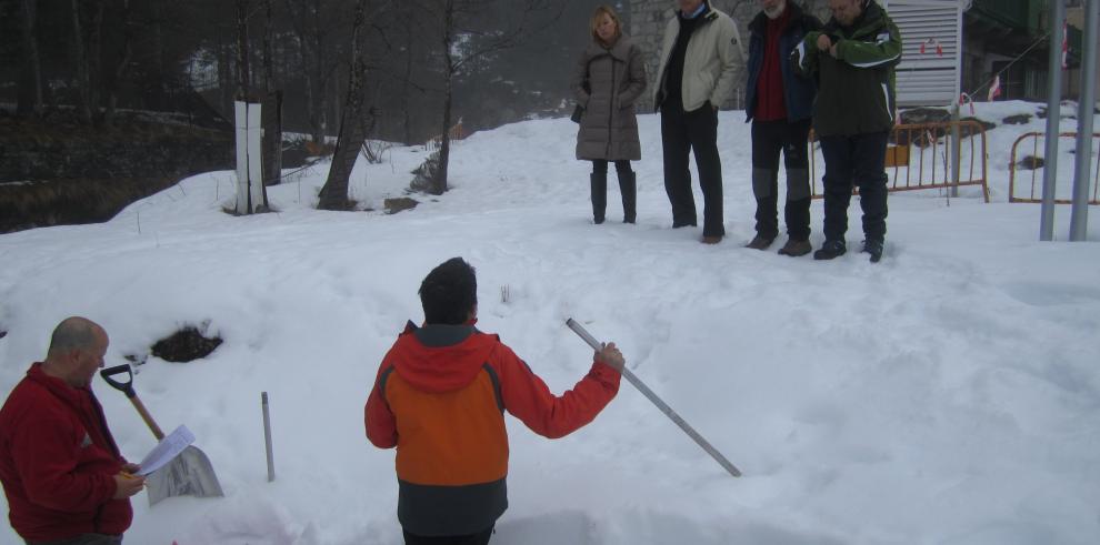 Demostración práctica de cortes en la nieve para prevenir aludes