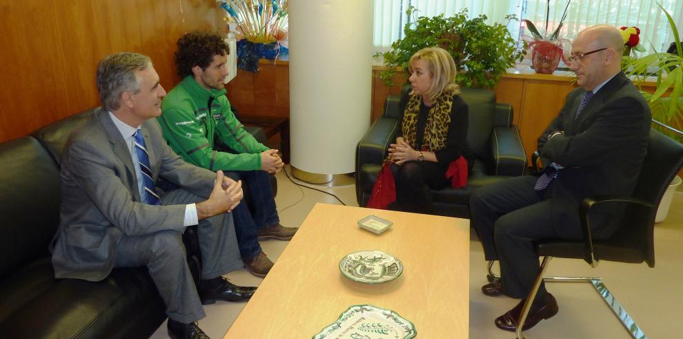 Serrat felicita a Víctor Lobo por su participación en las Olimpiadas de Invierno