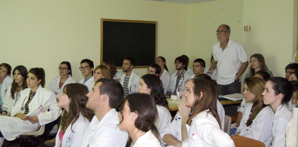 Casi 100 alumnos de medicina realizan una prueba de evaluación ECOE en el Hospital Clínico