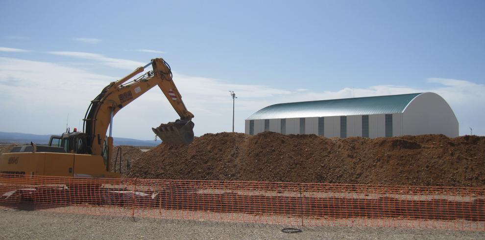 Avanzan los trabajos previos a la pavimentación de la campa en el Aeropuerto de Teruel