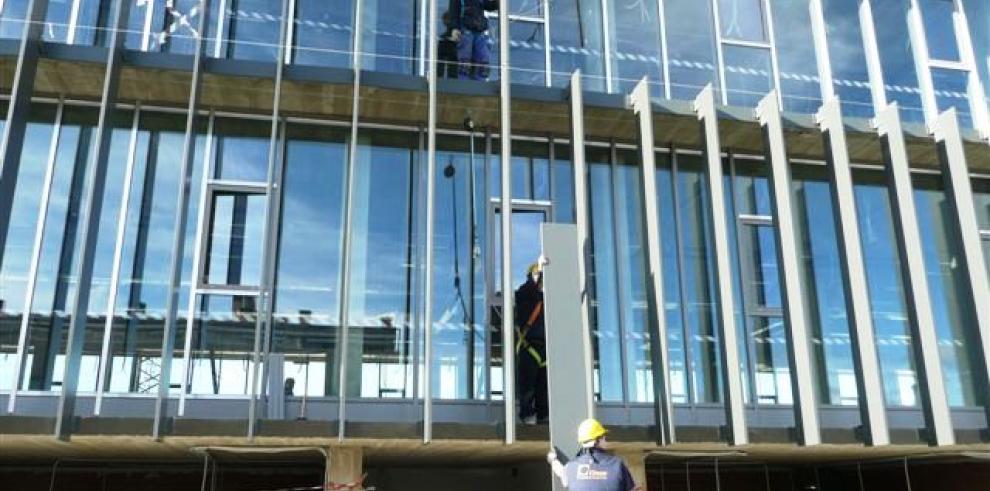 La fachada acristala luce completa en el Palacio de Justicia de Huesca