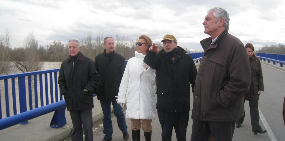 La Presidenta de Aragón visita las zonas afectadas por la crecida del Ebro