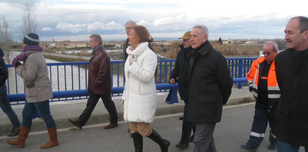 La Presidenta de Aragón visita las zonas afectadas por la crecida del Ebro