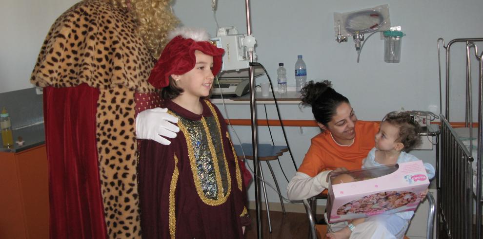 Los Reyes Magos visitan el Hospital Materno-Infantil Miguel Servet