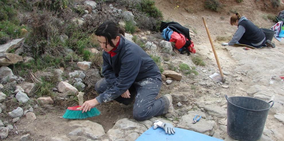 Alumnos de la Escuela Taller de Paleontología restauran dos yacimientos en El Castellar