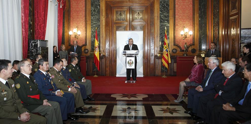 Insignia de Oro en reconocimiento a la labor humanitaria en el exterior