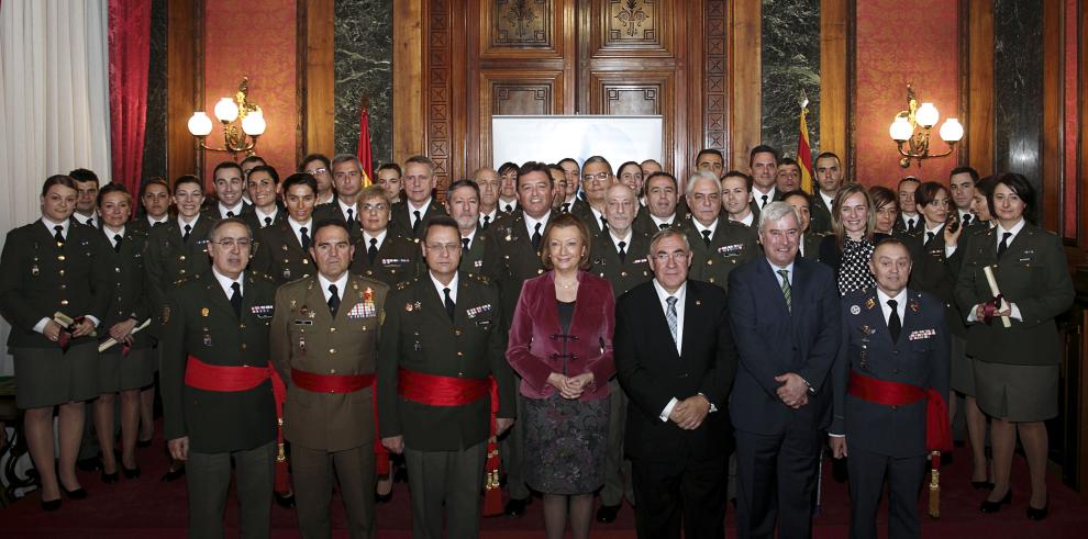 Insignia de Oro en reconocimiento a la labor humanitaria en el exterior