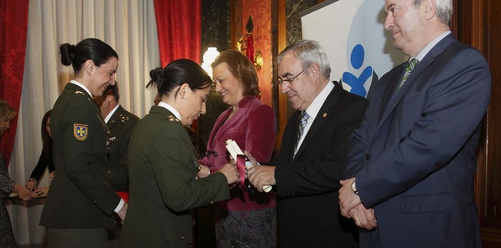 Insignia de Oro en reconocimiento a la labor humanitaria en el exterior