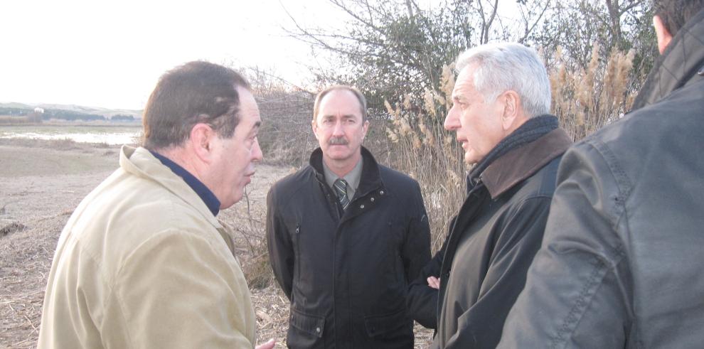 Modesto Lobón visita una de las zonas de la ribera baja afectada por la riada del Ebro 