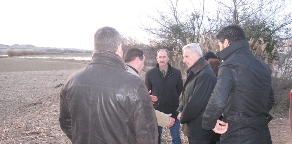 Modesto Lobón visita una de las zonas de la ribera baja afectada por la riada del Ebro 