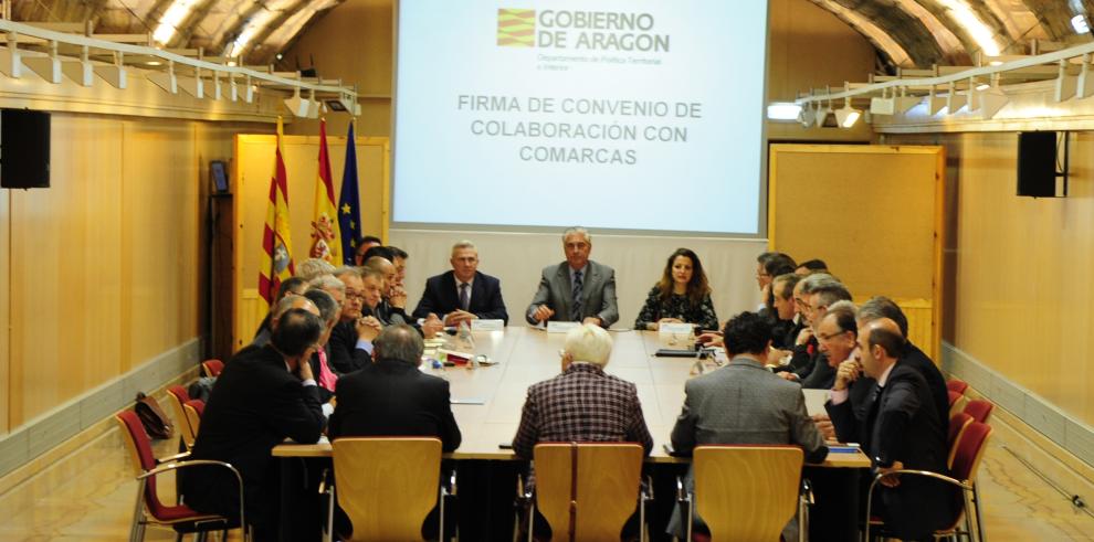 Suárez firma con las Comarcas los 32 convenios destinados a políticas sociales dotados con 20 millones de euros