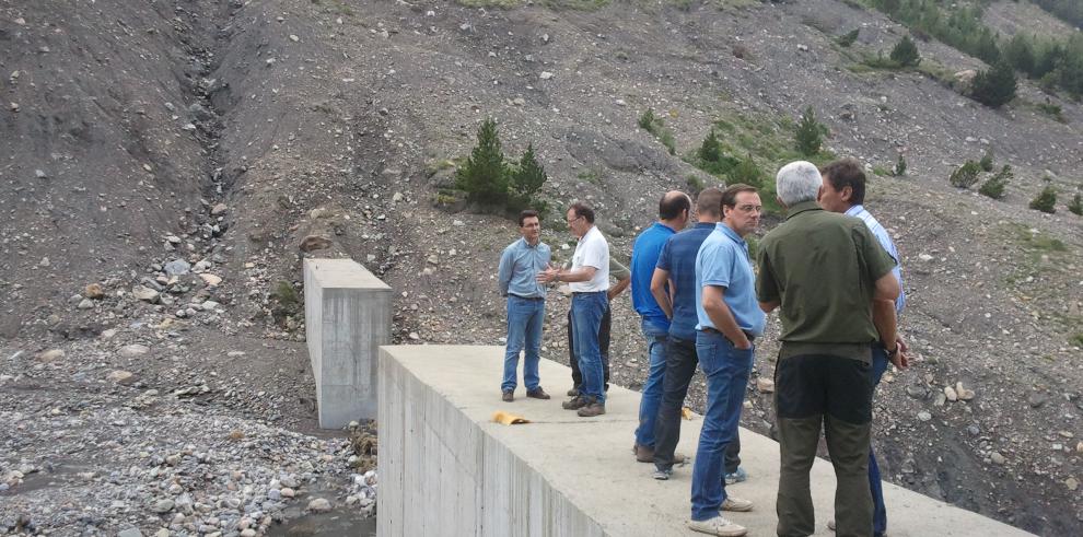 Roque Vicente visita las obras del Torrente de Remáscaro, tras el desbordamiento del río Ésera