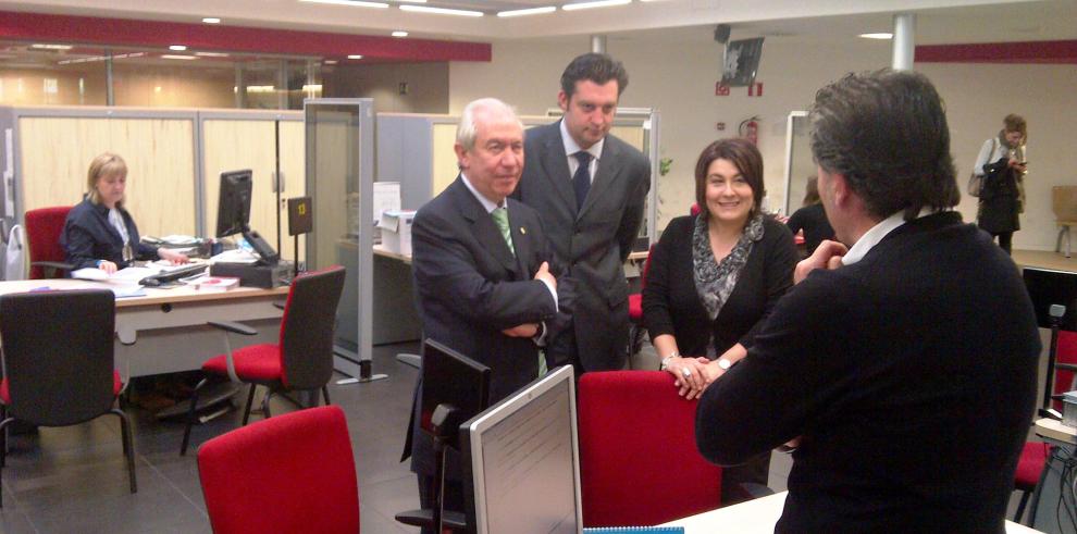 Francisco Bono visita el Espacio Empresas del Inaem en Huesca