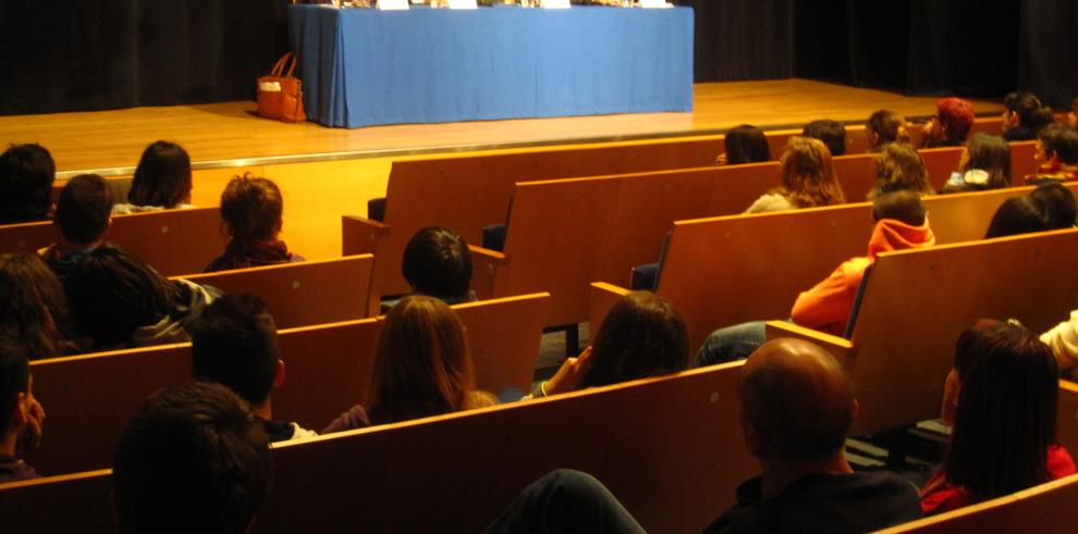 Padres, alumnos y tutores debaten sobre los conflictos intergeneracionales