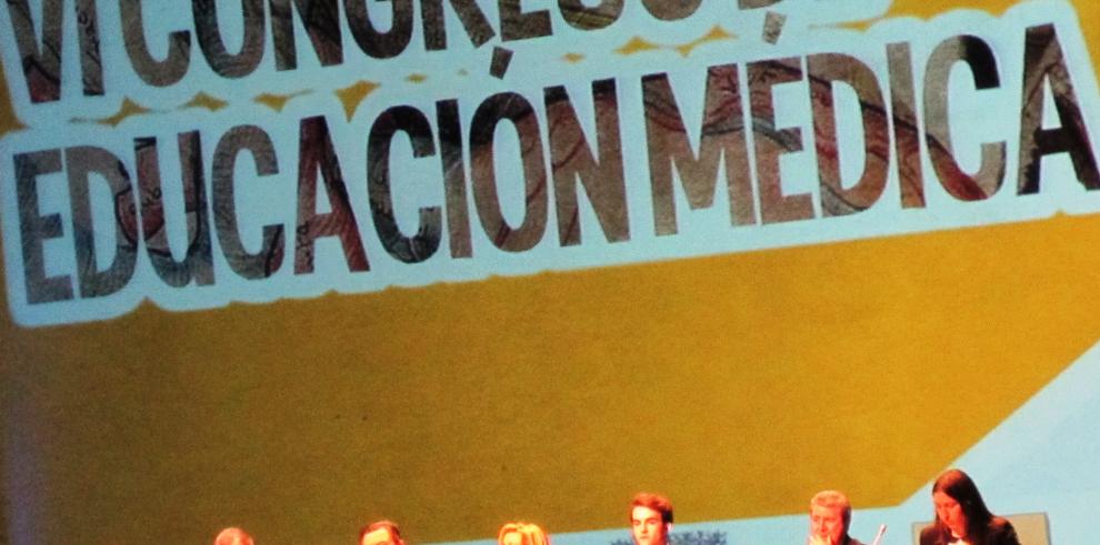 Serrat: "Ser médico es más que saber medicina; es vocación, compromiso y responsabilidad"