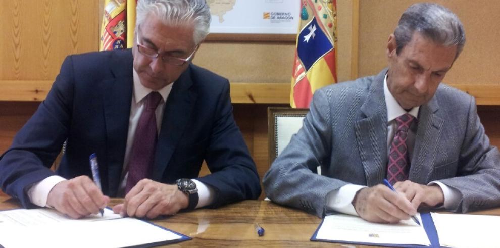 Suárez firma con Lécera y Villarroya de los Pinares convenios para obras de emergencia