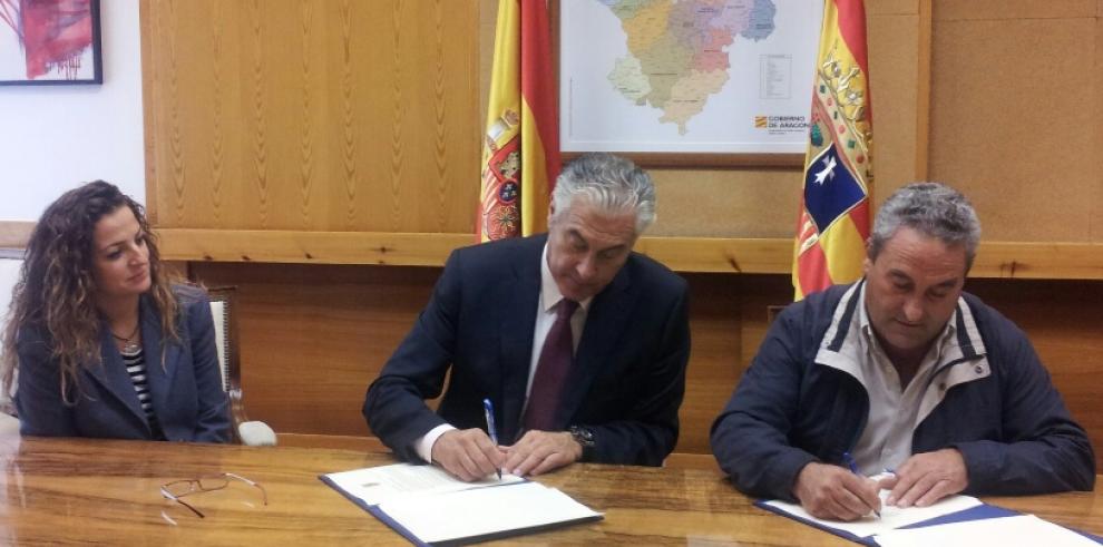 Suárez firma con Lécera y Villarroya de los Pinares convenios para obras de emergencia