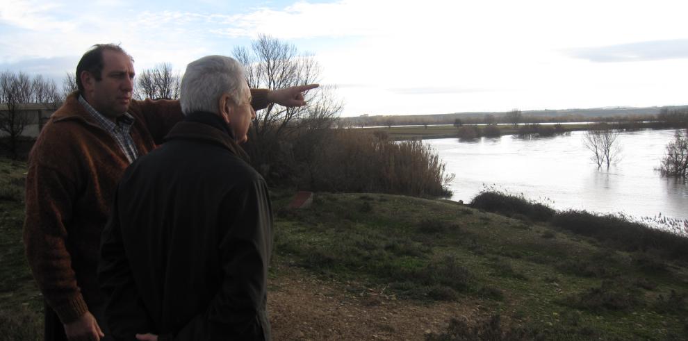 Lobón visita las zonas inundadas por la crecida del caudal del río Ebro