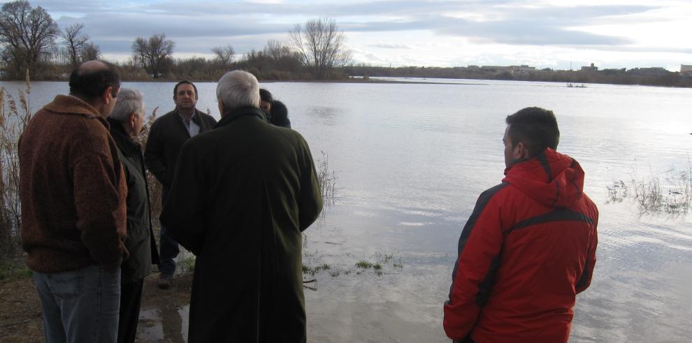 Lobón visita las zonas inundadas por la crecida del caudal del río Ebro