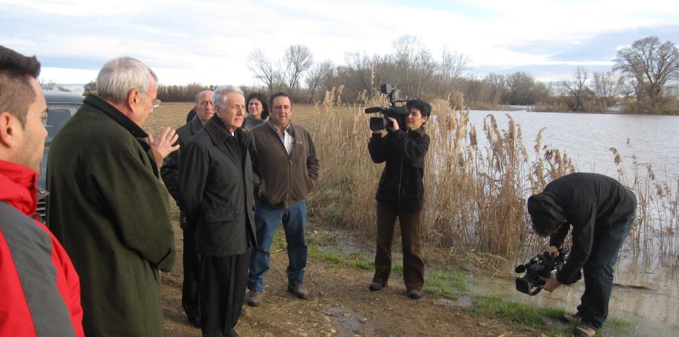 Lobón visita las zonas inundadas por la crecida del caudal del río Ebro