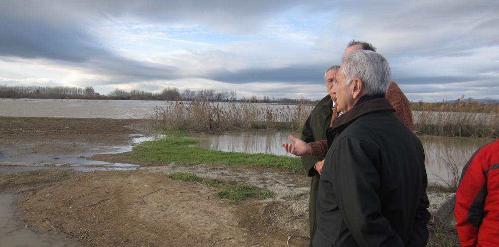 Lobón visita las zonas inundadas por la crecida del caudal del río Ebro