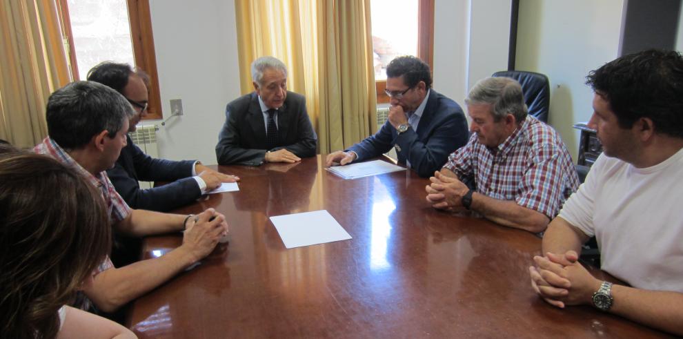 Modesto Lobón visita la zona afectada por el pedrisco en Calamocha