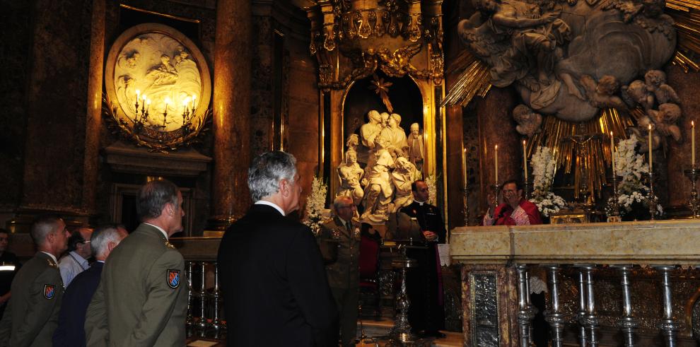 Suárez asiste a la ofrenda del manto de la UME a la Virgen del Pilar