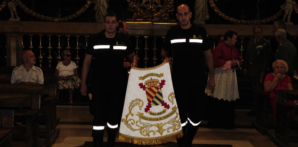 Suárez asiste a la ofrenda del manto de la UME a la Virgen del Pilar