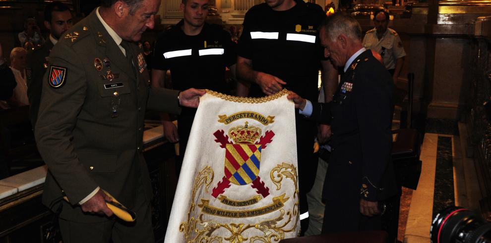 Suárez asiste a la ofrenda del manto de la UME a la Virgen del Pilar