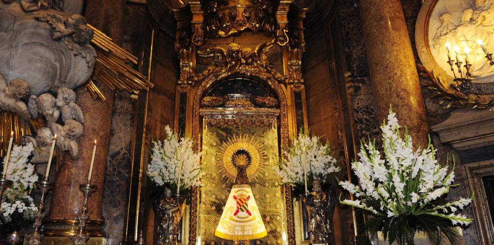 Suárez asiste a la ofrenda del manto de la UME a la Virgen del Pilar