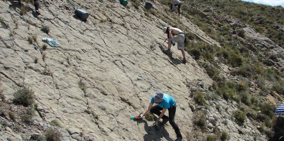 La Escuela Taller de Dinopolis restaura las huellas de dinosaurios de Miravete de la Sierra