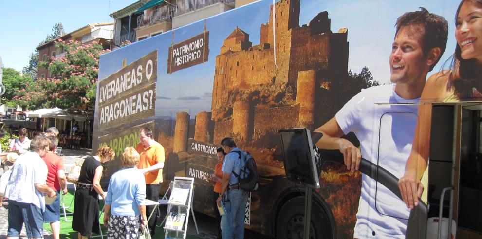 Aragón promociona su oferta turística en La Rioja con un autobús instalado en el centro de Logroño