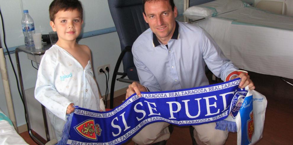 El Real Zaragoza visita a los niños del Hospital Infantil