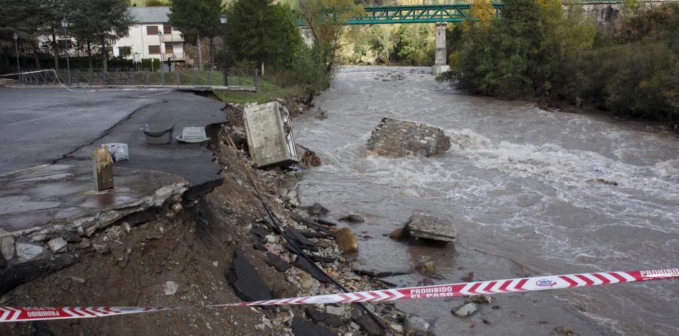 El río Gállego mantiene vigilantes a los responsables de seguridad ante las posibles afecciones de su abundante caudal 