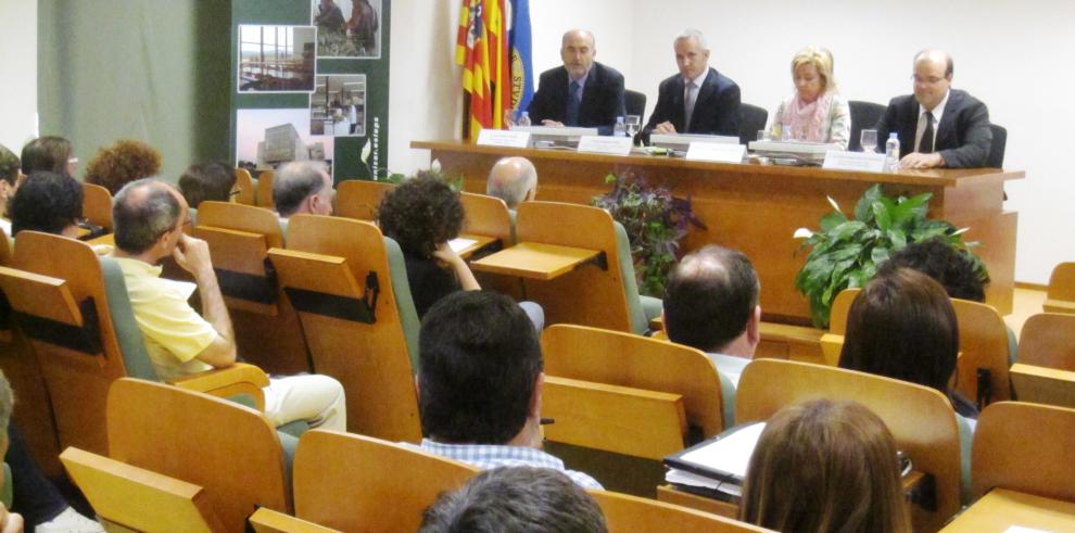 Serrat explica a las AMPAS de Huesca la aplicación real de las medidas de racionalización