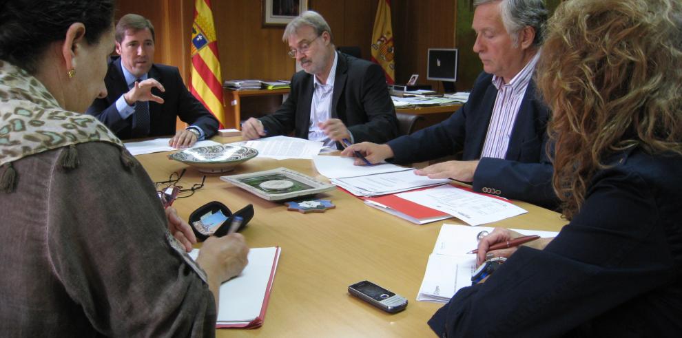 Reunión entre el Instituto Aragonés de Servicios Sociales y el Ayuntamiento de Zaragoza para renovar el convenio de colaboración de servicios sociales