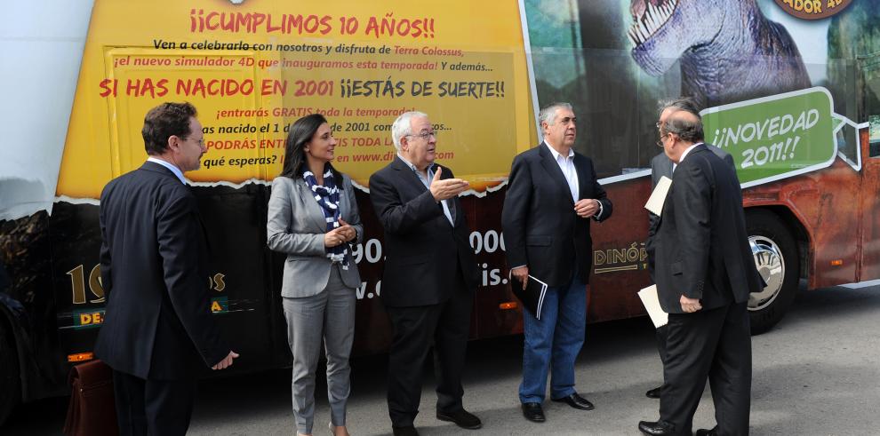 Dos lonas publicitarias y un autobús tematizado, principales acciones promocionales de Dinópolis este verano