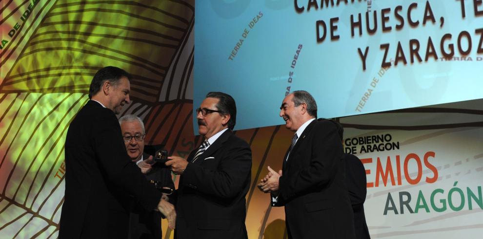 Carlos Barrabés recibe el premio Aragón 2011 y las Cámaras de Comercio e Industria de Huesca, Zaragoza y Teruel, el Premio Aragón Internacional