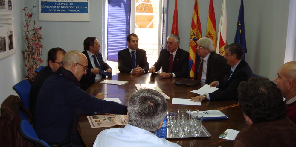 Antonio Suárez se compromete a mediar ante la Delegación del Gobierno para mejorar la seguridad en los pequeños comercios