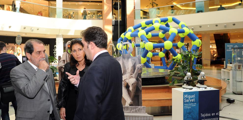 El consejero de Ciencia, Tecnología y Universidad ha visitado la exposición ‘Miguel Servet. Nuestro científico más grande en el corazón de zaragoza’ 