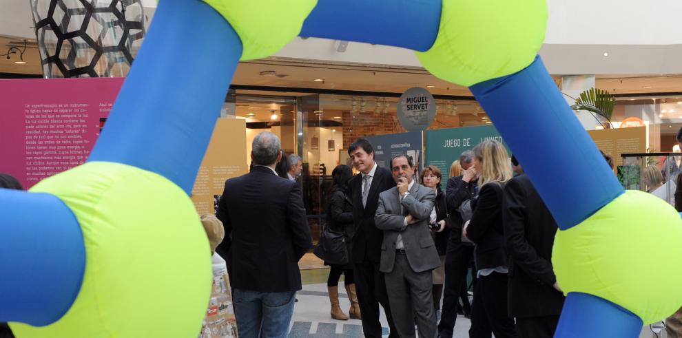 El consejero de Ciencia, Tecnología y Universidad ha visitado la exposición ‘Miguel Servet. Nuestro científico más grande en el corazón de zaragoza’ 