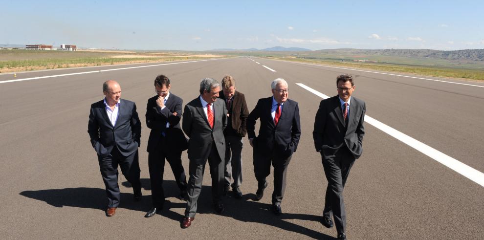 El vicepresidente del Gobierno de Aragón visita las instalaciones del aeropuerto de Teruel