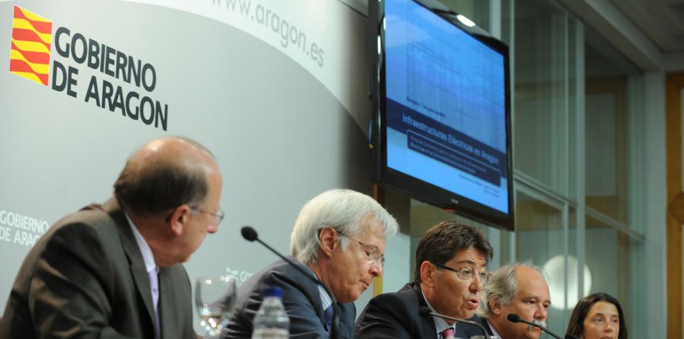 Industria firma un convenio de colaboración con cuatro compañías para realizar obras de distribución de electricidad y gas en las tres provincias aragonesas