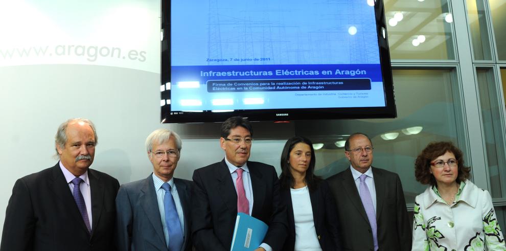 Industria firma un convenio de colaboración con cuatro compañías para realizar obras de distribución de electricidad y gas en las tres provincias aragonesas