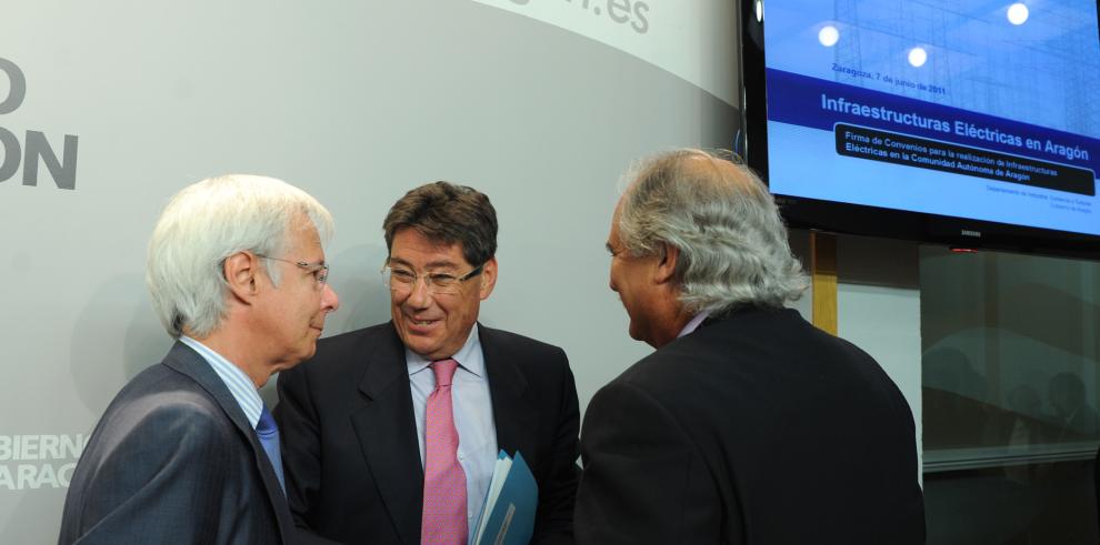Industria firma un convenio de colaboración con cuatro compañías para realizar obras de distribución de electricidad y gas en las tres provincias aragonesas