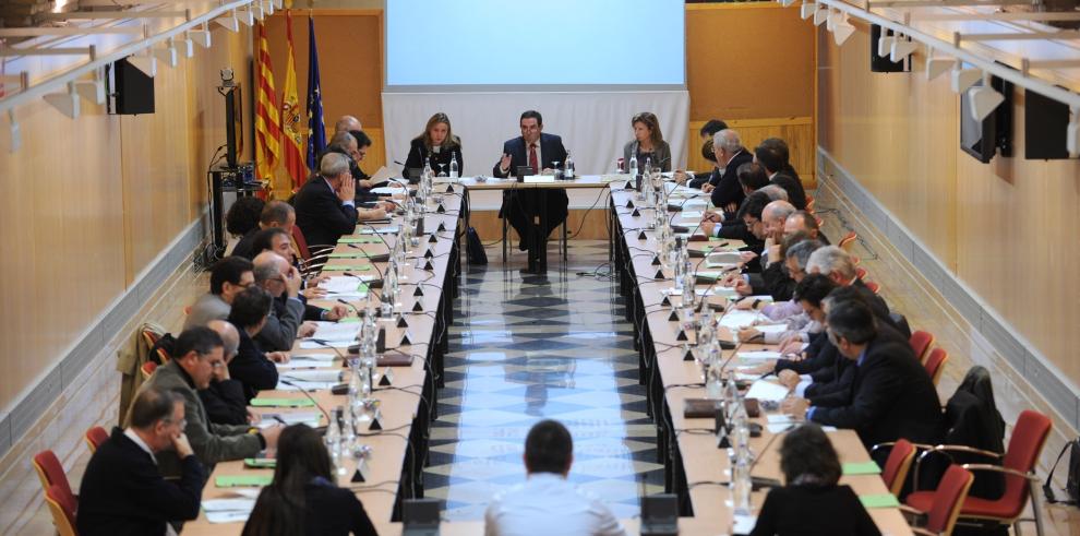 El Gobierno de Aragón avanza en un sistema de información urbanística con miles de documentos escaneados, a la vez que aprueba una norma de planeamiento