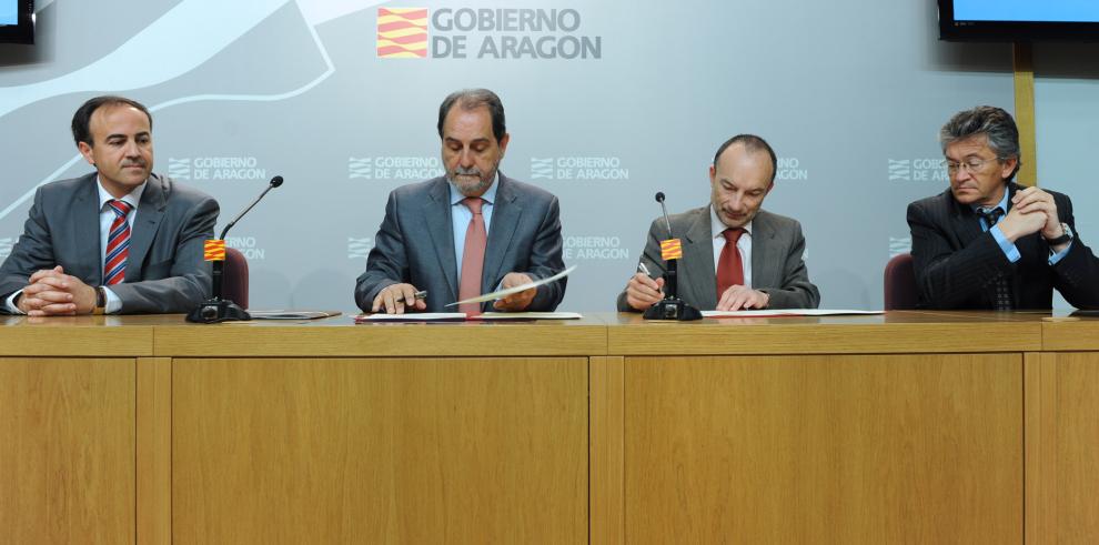 El consejero de Ciencia, Tecnología y Universidad y el director general de la CARTV han firmado un convenio de colaboración en materia de investigación audiovisual