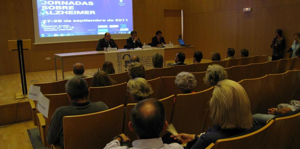 Oliván inaugura las I Jornadas sobre el Alzheimer de Alcañiz en su primera visita oficial a la localidad