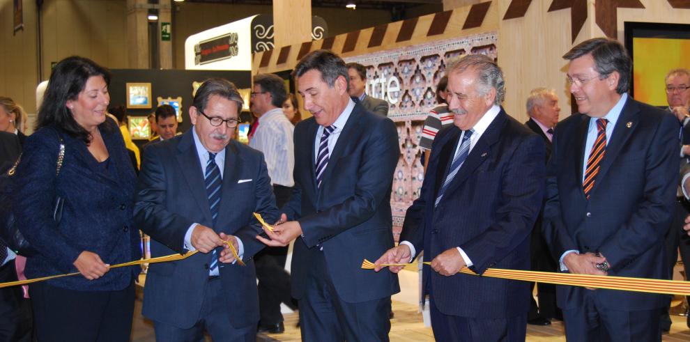 Ricardo Oliván inaugura Aratur y Ayudar 2011